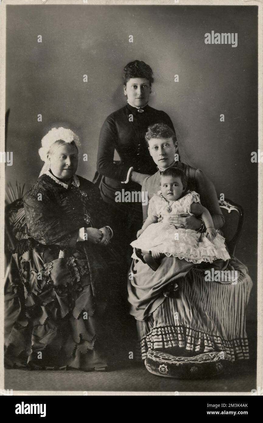 Königin Victoria (lächelnd) mit ihrer jüngsten Tochter Prinzessin Beatrice zusammen mit dem Enkel der Königin und Beatrices Nichte Victoria von Hesse-Darmstadt. Das Kleinkind ist George, 2.. Marquess von Milford Haven, geboren 1892. Datum: 1894 Stockfoto
