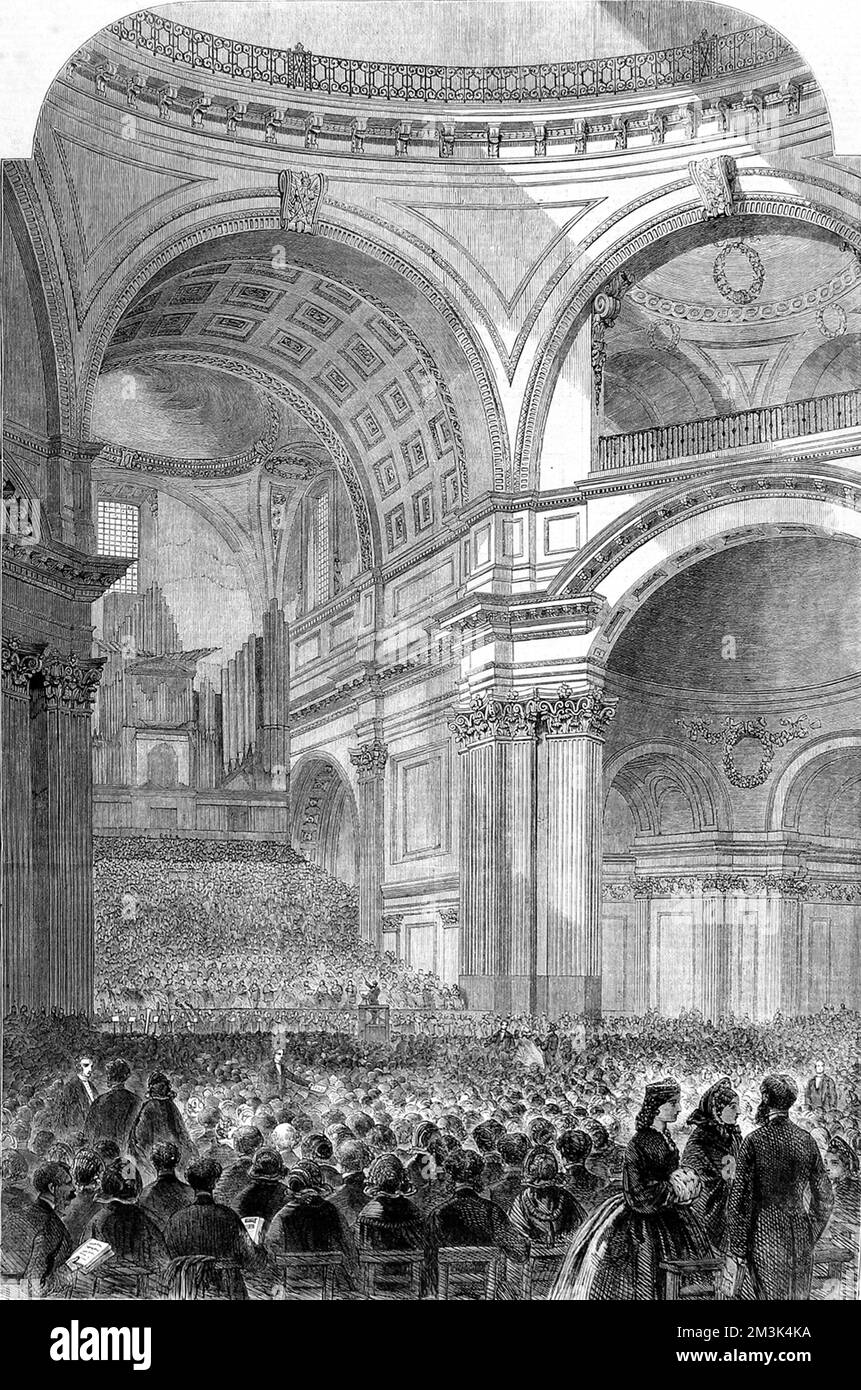 Das Publikum und der Chor (hinten) versammelten sich in St. Paul's Cathedral, London, für eine Aufführung von Händels „Messias“. Datum: 1861 Stockfoto
