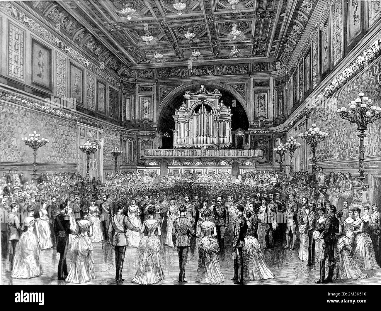 Gravur mit dem Ballsaal des Buckingham Palace, London, mit einem Ball im Gange, 1887. Alle Teilnehmer tragen formelle Kleidung, viele Männer tragen Militäruniform. Datum: 25. Juni 1887 Stockfoto