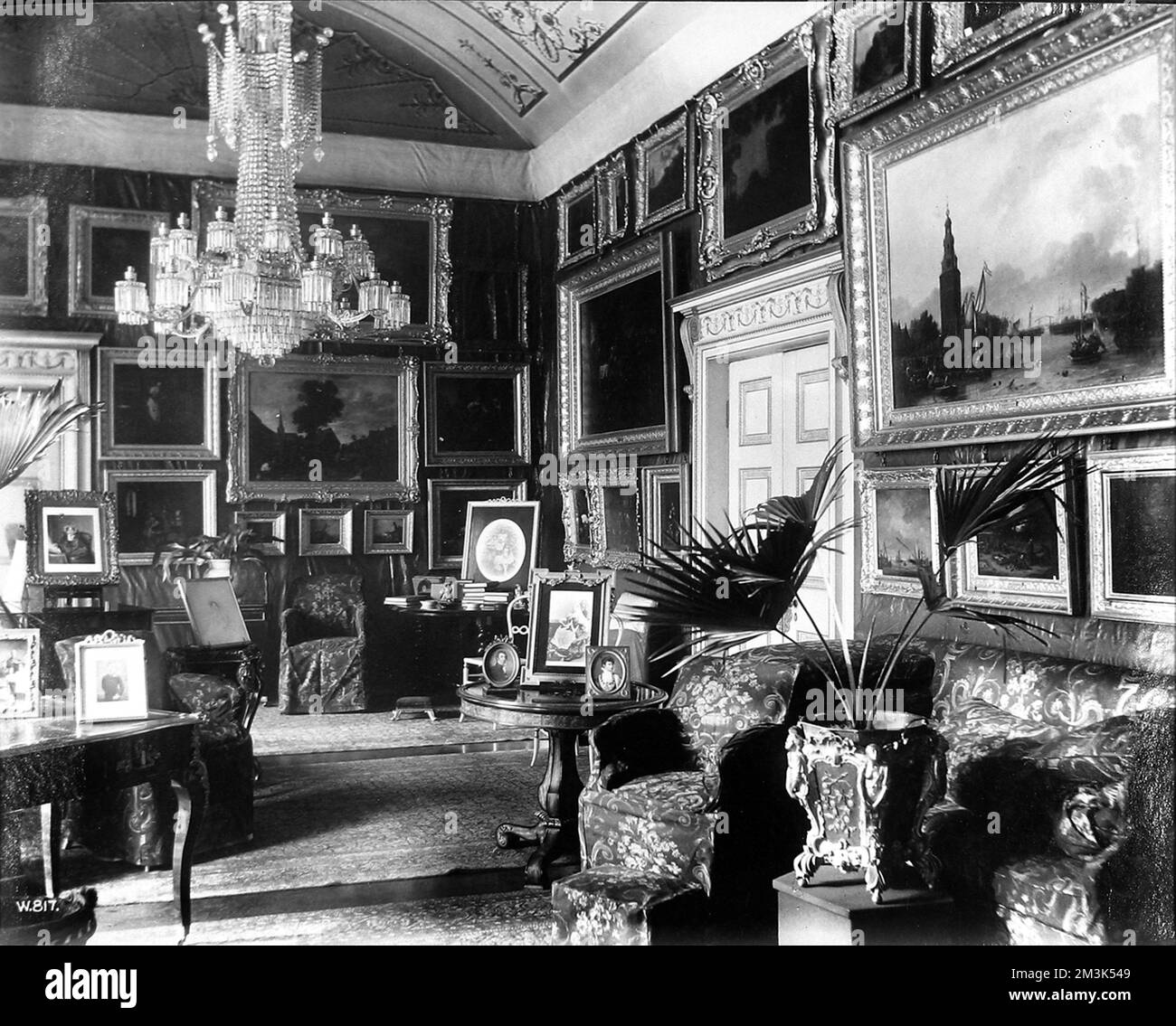 Foto eines der Salons im Apsley House, London, irgendwann im 19.. Jahrhundert. Apsley House war die Heimat des 1.. Herzogs von Wellington nach seinen berühmten Siegen in den Napoleonischen Kriegen. Datum: Ca. 19.. Jahrhundert Stockfoto