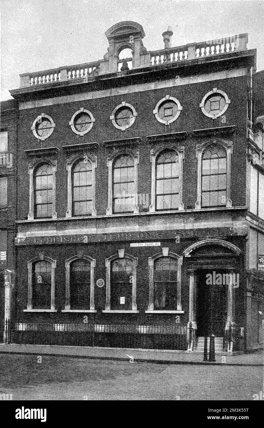Außenansicht der Erzbischof Tenison's School, 30 Leicester Square, London, 1899. Dieses Gebäude wurde im 18.. Jahrhundert an der Stelle von William Hogarths Haus erbaut. Datum: 1899 Stockfoto