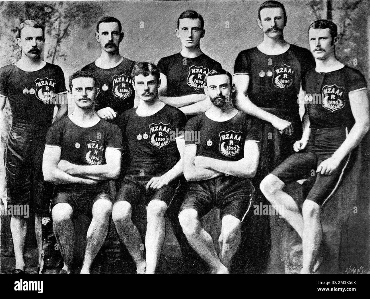 Das Foto zeigt die neuseeländische Amateursportmannschaft, die am Australasian Championship Meeting in Sydney am 1890. Mai teilgenommen hat. Die dargestellten Männer sind (von links nach rechts): J.H. Hempton; F.C. Weiß; H. M. Reeves; D. Wood; P. Morrison; R.B. Lusk; E.J. McKelvey, L.A. Handschellen. Datum: 8. November 1890 Stockfoto