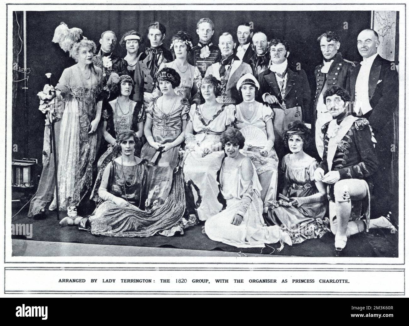 Gruppe von Feiern auf dem Prinzessin Mary Hospital Ball. Diese Gruppe war alle als Figuren aus dem Jahr 1820 verkleidet, mit der Ballorganisatorin Lady Terrington (Zentrum), die als Prinzessin Charlotte verkleidet war. Stockfoto