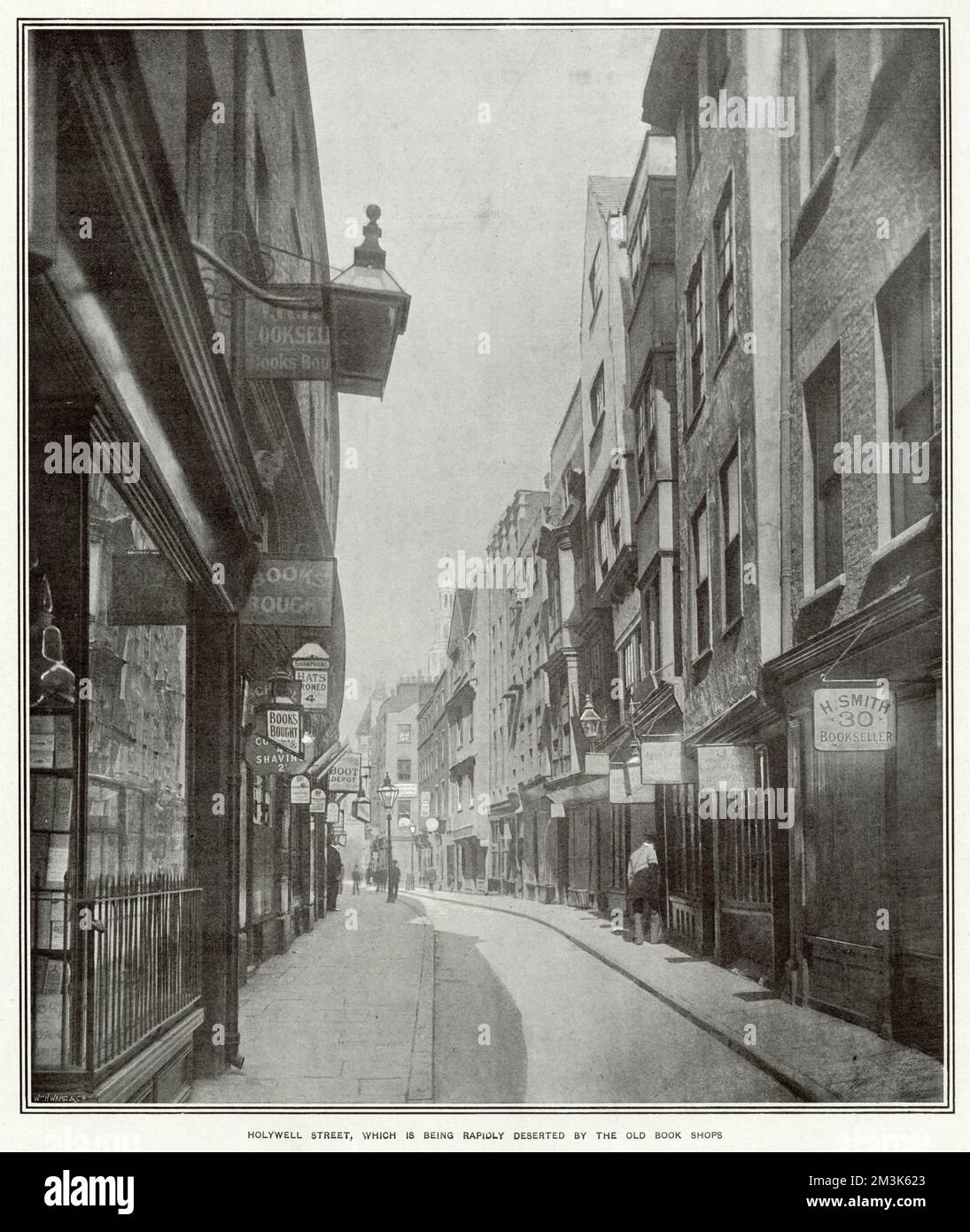 Holywell Street, London, die für ihre Buchhandlungen berühmt war, sollte kurz nach der Aufnahme dieses Fotos abgerissen werden, um Platz für Verbesserungen im Londoner County Council zu schaffen. Stockfoto