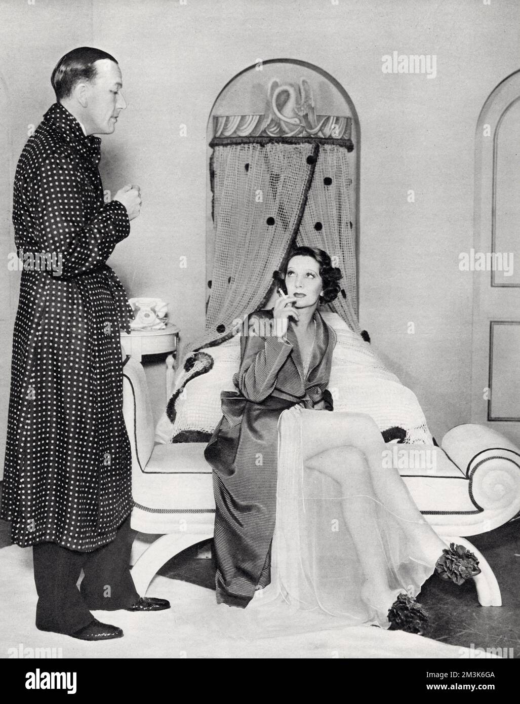 Das Foto zeigt Noel Coward (1899-1973) und Gertrude Lawrence (1898-1952) mit den Hauptrollen von Coward's Repertory „Tonight at Seven Thirty“, darunter das Stück „Shadow Play“, Manchester, 1935. Stockfoto