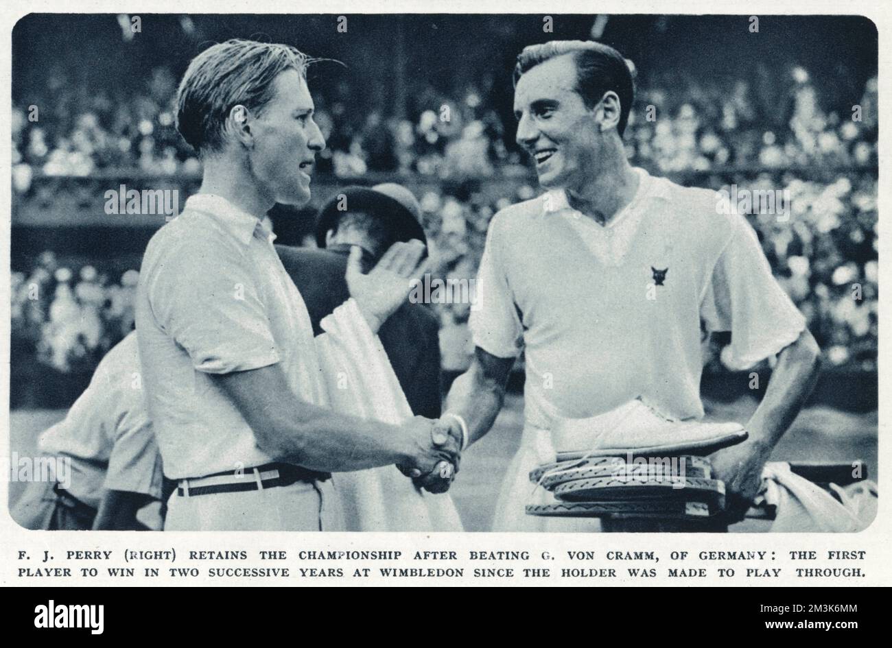 Fred Perry schüttelt sich mit Gottfried von Cramm in Wimbledon die Hand, nachdem er die Meisterschaft gewonnen hat. 1935 Stockfoto