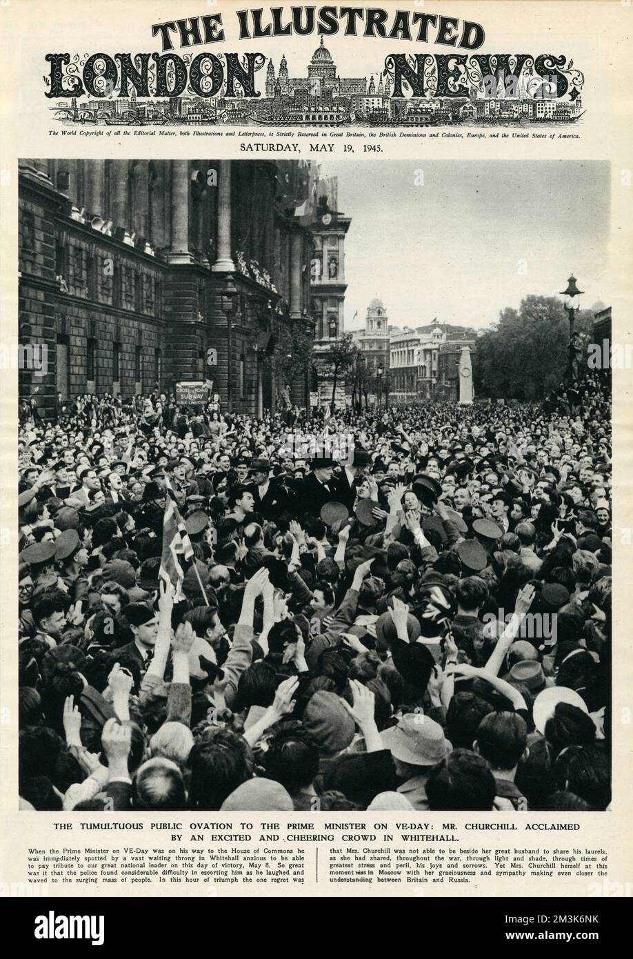 Am 8.. Mai 1945 verließ Winston Churchill die Downing Street für das Unterhaus und wurde sofort von fröhlichen Menschenmassen in Whitehall verschlungen, die darauf warteten, ihm Tribut zu zollen. Datum: 8.. Mai 1945 Stockfoto