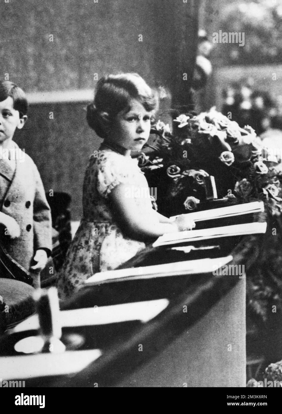 Prinzessin Elizabeth von York (jetzt Königin Elizabeth II.) im Theater mit mehreren Begleitern aus der Kindheit gesehen. Datum: 1932-33 Stockfoto