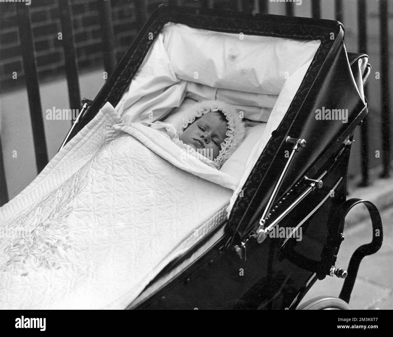 Prinzessin Elizabeth von York (jetzt Königin Elizabeth II.), lag im Kinderwagen, etwa fünf Monate alt, 1926. Datum: 1926 Stockfoto