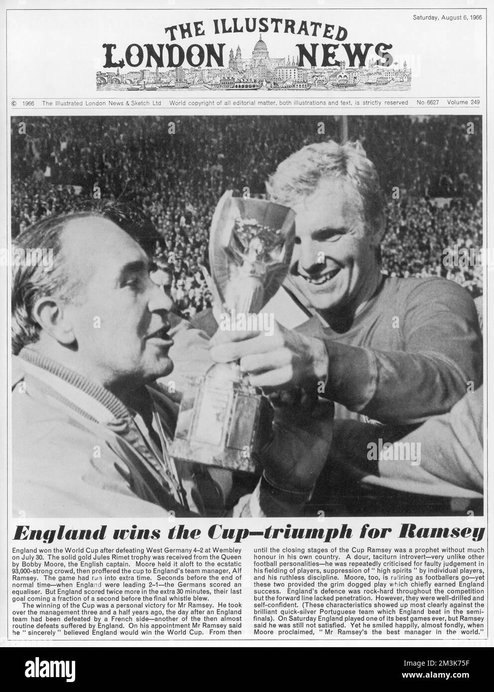 Titelseite der illustrierten London News. Sieg für die englische Fußballmannschaft. Bobby Moore übergibt die Trophäe „Weltmeisterschaft“ an Teammanager Alf Ramsey, nachdem das Team im Juli 1966 den Sieg über Deutschland errungen hatte. Datum: 6.. August 1966 Stockfoto