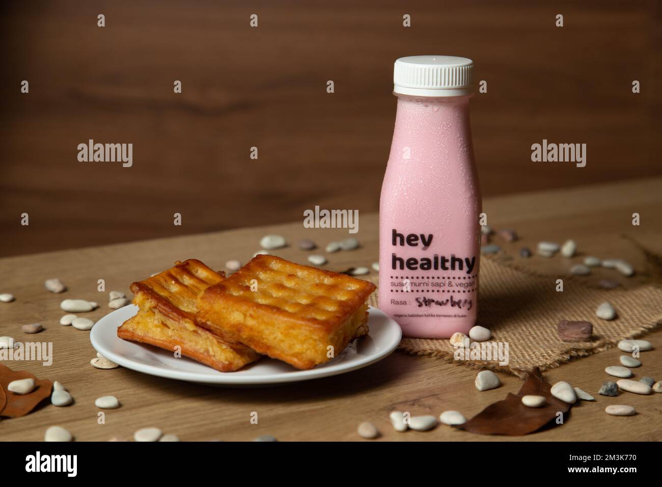 Gabinkuchen gefüllt mit Klebeband, ein typisches Essen aus Samarinda City, Indonesien, ordentlich mit Erdbeermilch auf dem Tisch angeordnet Stockfoto