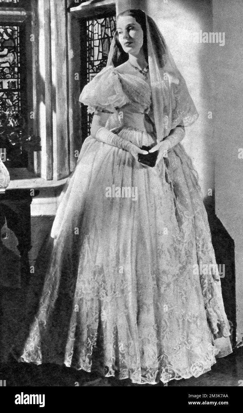 Ein Foto von einem Modefilm im Britannia und Eve Magazin, das den neuesten Stil in Hochzeitskleidern zeigt. Datum: 01/06/1947 Stockfoto