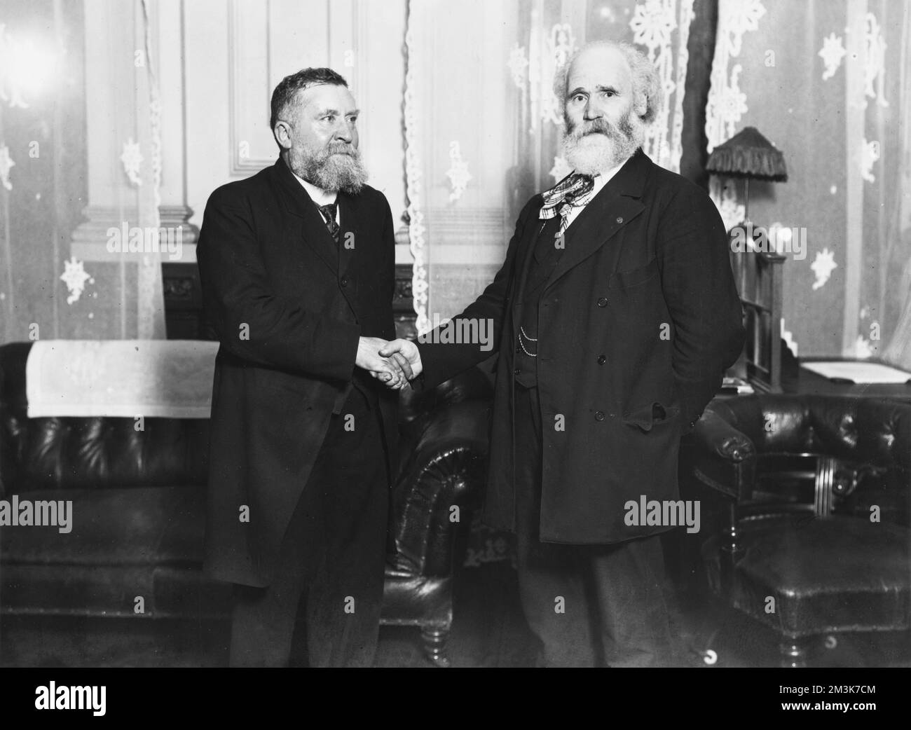 James Keir Hardie (1856-1915), schottischer Labour-Führer und Politiker mit Jean Jaures vom französischen sozialistischen Teil (links). Stockfoto
