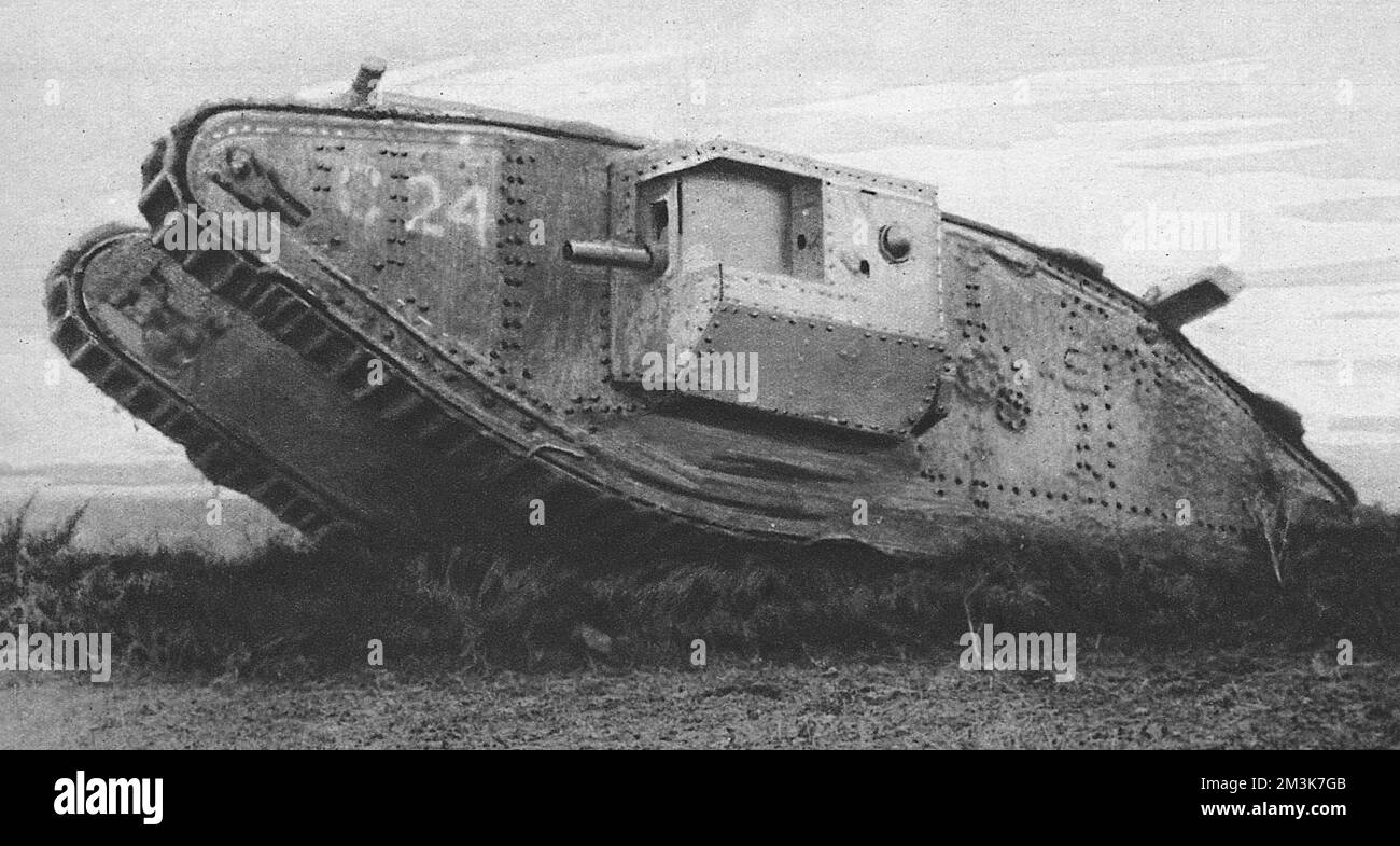 Britischer Panzer geht vor, um deutsche Maschinengewehrpositionen zu zerstören. Panzer wurden erstmals am 15.. September 1916 in die Schlacht eingeführt, als ein D1 Panzer von Captain H. W. Mortimore in Delville Wood in Aktion geführt wurde. Datum: 1917 Stockfoto