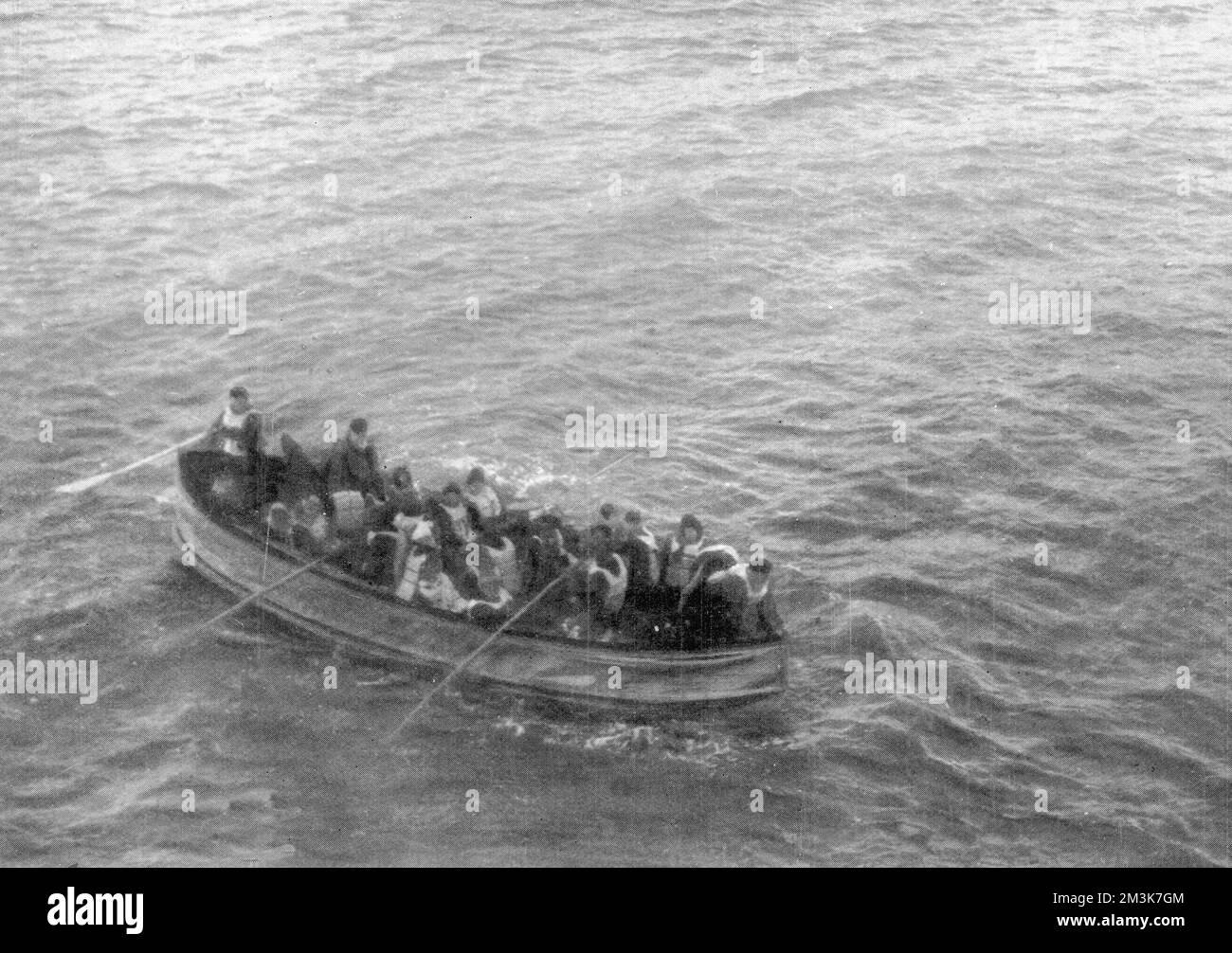 Ein Rettungsboot, das zur Karpathie hochrudert, kurz bevor die Überlebenden an Bord genommen wurden. Datum: 4.. Mai 1912 Stockfoto
