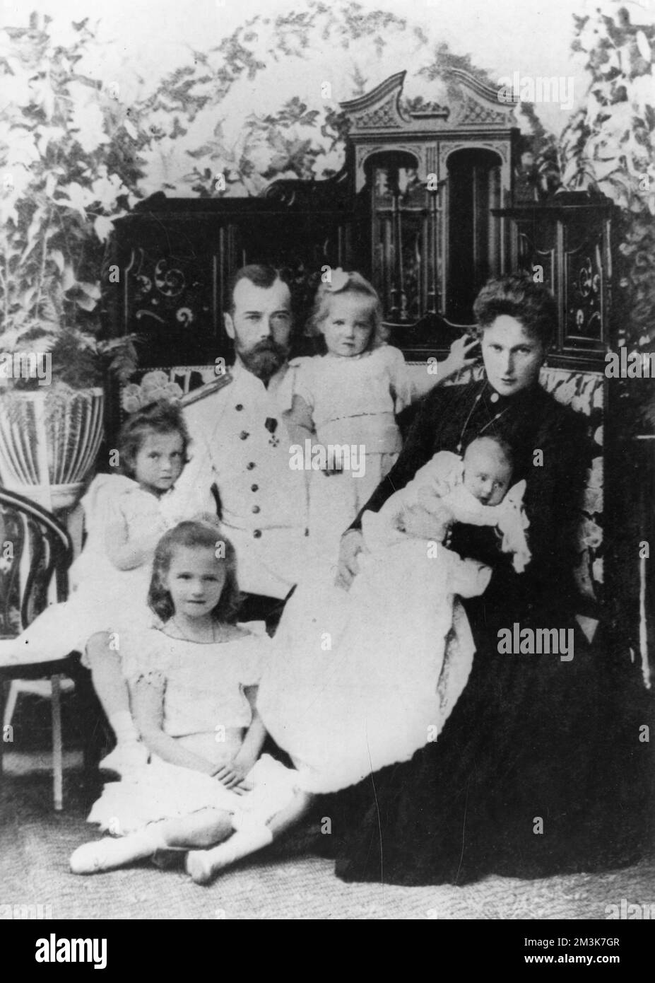 Zar Nicholas II (1868-1918) und seine Frau Tsaritsa Alexandra Feodorowna, vormals Prinzessin Alix von Hesse-Darmstadt (1872-1918) und ihre vier ältesten Kinder, die Großprinzessinnen Olga, Tatiana, Marie und Anastasia. Datum: circe 1901 Stockfoto