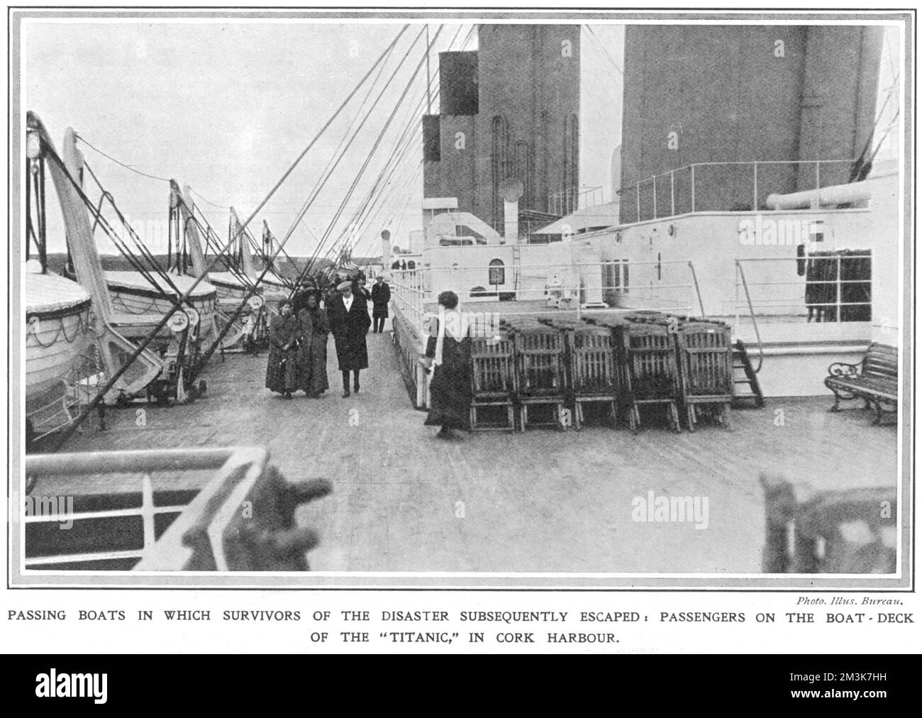 Ein Foto von Passagieren auf dem Bootsdeck der Titanic, während sie im Hafen von Cork, Irland, festgemacht sind. Datum: 20.. April 1912 Stockfoto