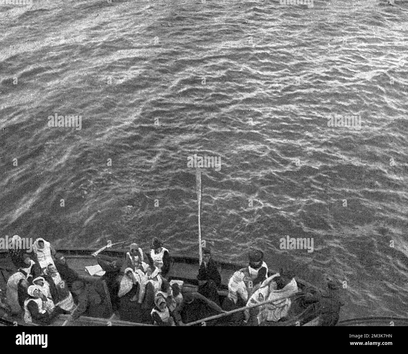 Neben der Karpathie, die abgeholt werden soll, warteten Überlebende der Titanic-Katastrophe, hauptsächlich Frauen, auf Rettung. Datum: 4.. Mai 1912 Stockfoto