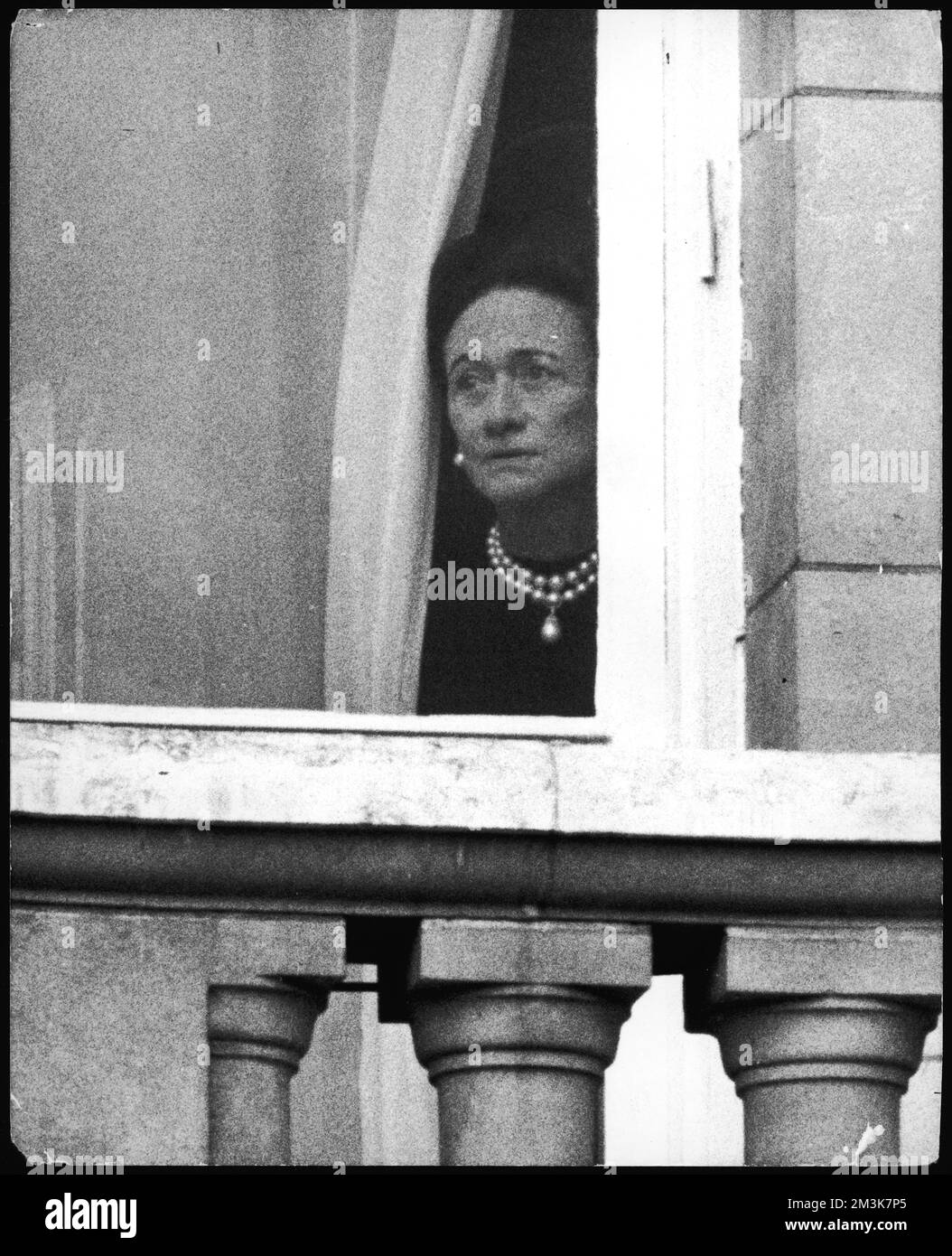 Wallis Simpson am Fenster des Buckingham Palace, der am 3.. Juni 1972 die Farbenpracht beobachtet. Wallis war nach England gereist und wurde von der Königin empfangen, als ihr Ehemann, der Herzog von Windsor, früher König Edward VIII., starb Datum: 1896 - 1986 Stockfoto