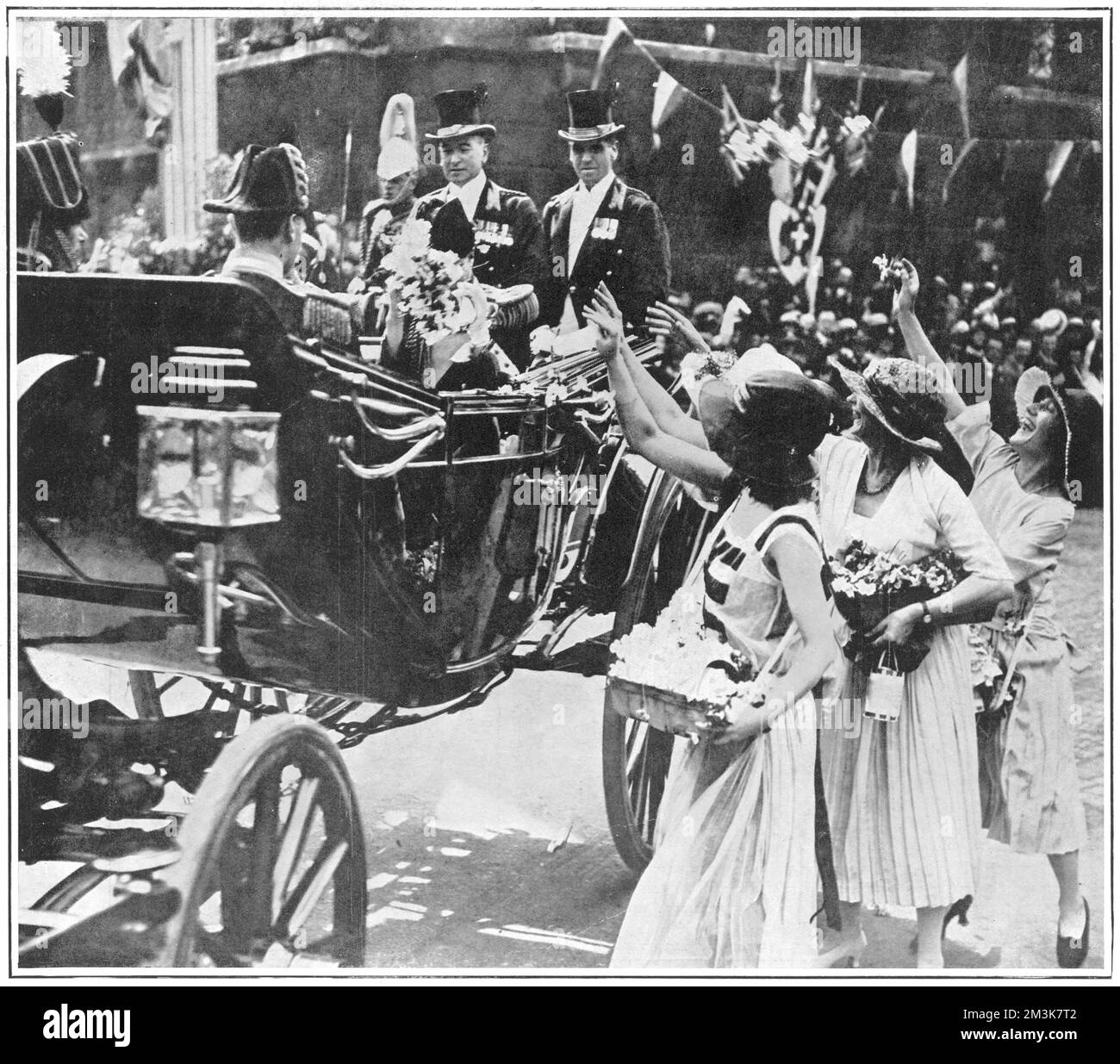 Edward, Prinz von Wales, später König Edward VIII. Und Herzog von Windsor, schnappte sich humorvoll einen Strauß, während er während des Alexandra Rose Day 1922 in einer Kutsche fuhr. Der beliebte Prinz war gerade von einer königlichen Tour zu den jubelnden Menschenmassen in England zurückgekehrt und verließ den Bahnhof Paddington mit König George V., dem Herzog von York und Prinz Henry. Der Alexandra Rose Day wurde von Edwards Großmutter, Königin Alexandra, ins Leben gerufen, um ihr den Jahrestag ihrer Ankunft in Großbritannien zu gedenken und Spenden für wohltätige Zwecke durch den Verkauf von Rosen zu sammeln. Datum: 24.. Juni 1922 Stockfoto