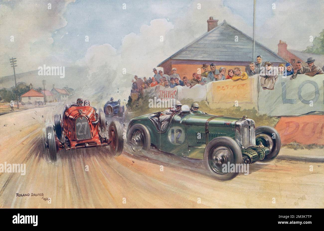 Eine Farbdarstellung von Roland Davies, die einen aufregenden Moment während des RAC Tourist Trophy Race auf dem Ards Circuit in Ulster im Jahr 1933 darstellt. Das Bild zeigt einen roten Italiener Alfa Romeo, der sich auf einen britischen Rennwagen einholt Im Jahr 1933 gab es dreißig Einsendungen für das Rennen. Die Ards-Strecke musste dreißig Runden fahren, wobei die Häuser auf der Strecke sanft gesäumt wurden, um Schäden an der sogenannten „haarsträubenden“ Fahrt zu vermeiden. Datum: 13.. September 1933 Stockfoto