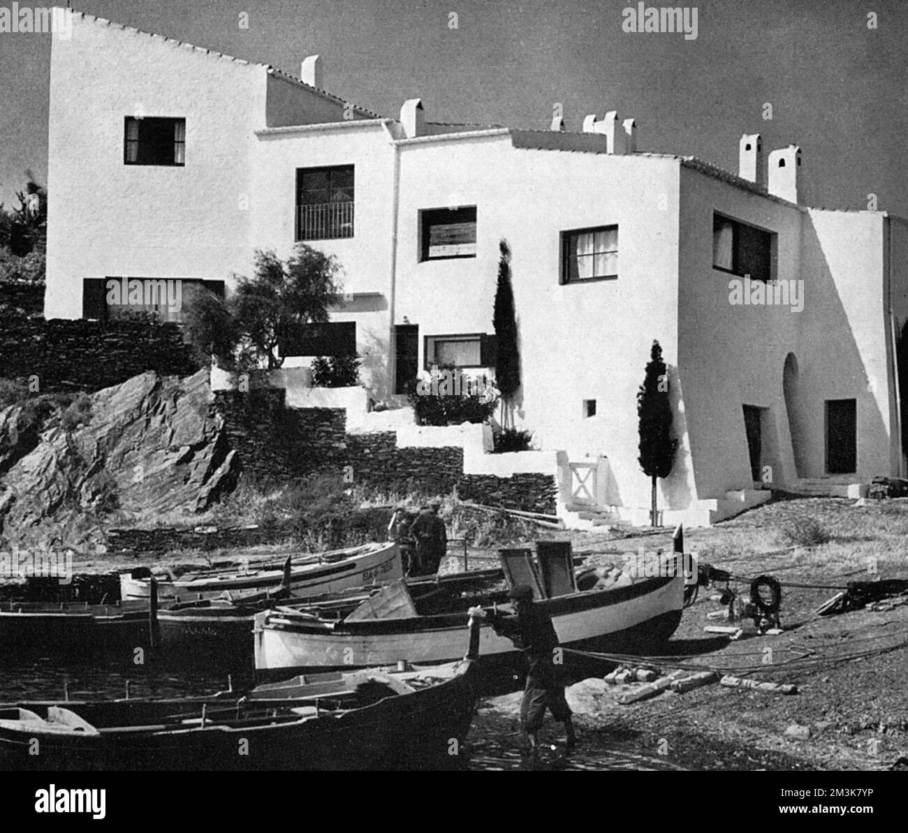 Dies ist das Haus des surrealistischen Künstlers Salvador Dali in Port Lligat, am Fuße der spanischen Pyrenäen am Mittelmeer. Es wurde aus vier Fischerhäusern umgebaut. 1997 wurde das Haus zu einem Museum. Stockfoto