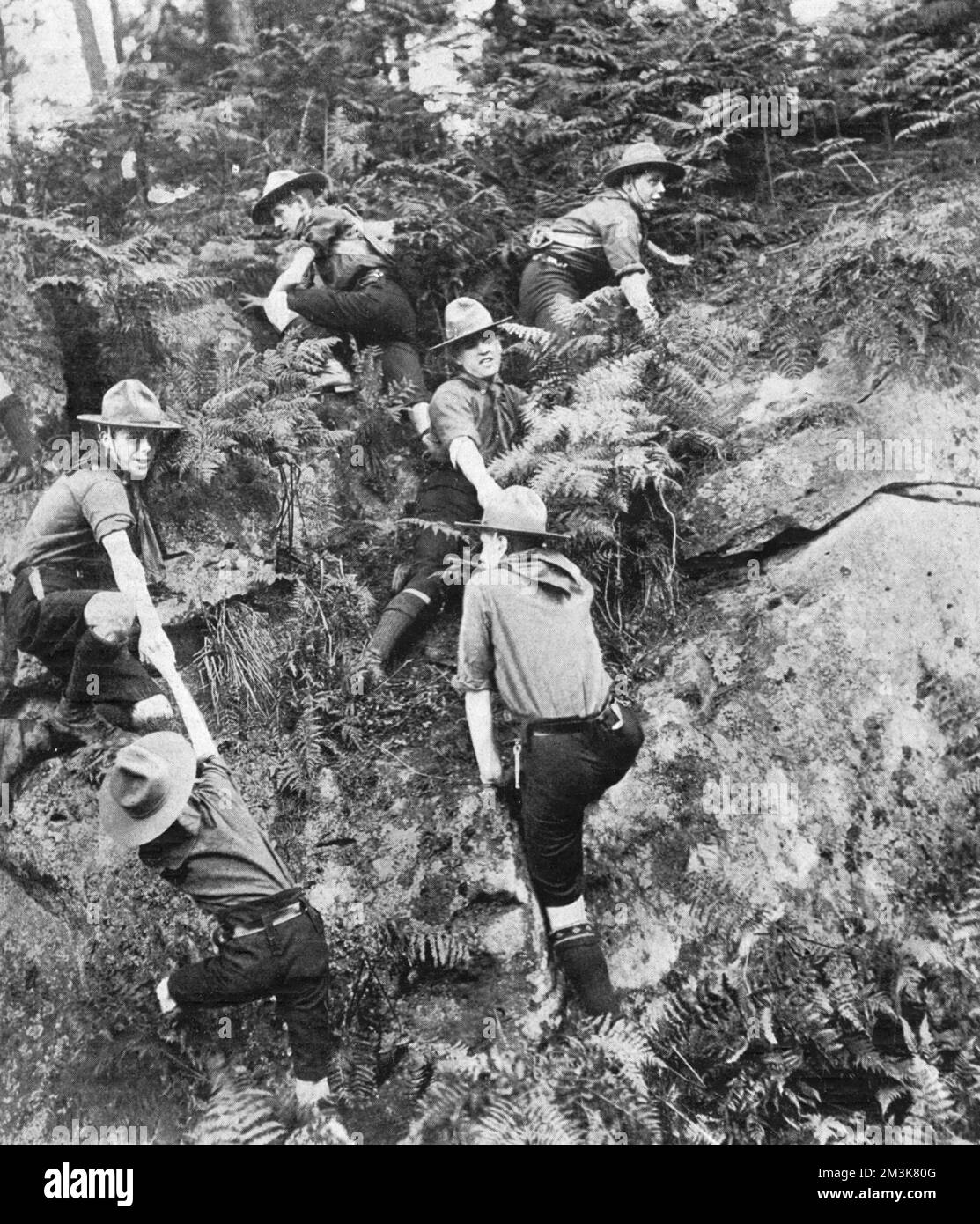 Patrouille von Pfadfindern, die ihren Weg durch schwieriges Land finden Stockfoto