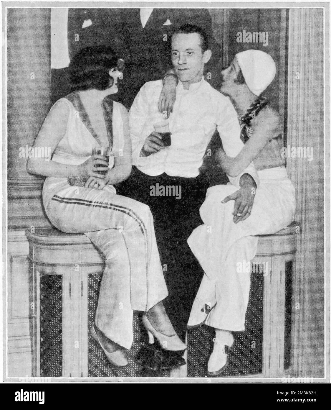 Lady Mercy mit Denis und Elizabeth Pelly auf einer Party, die von der Gräfin de Boasdari und Monica Morris veranstaltet wird. Datum: 16.. April 1930 Stockfoto