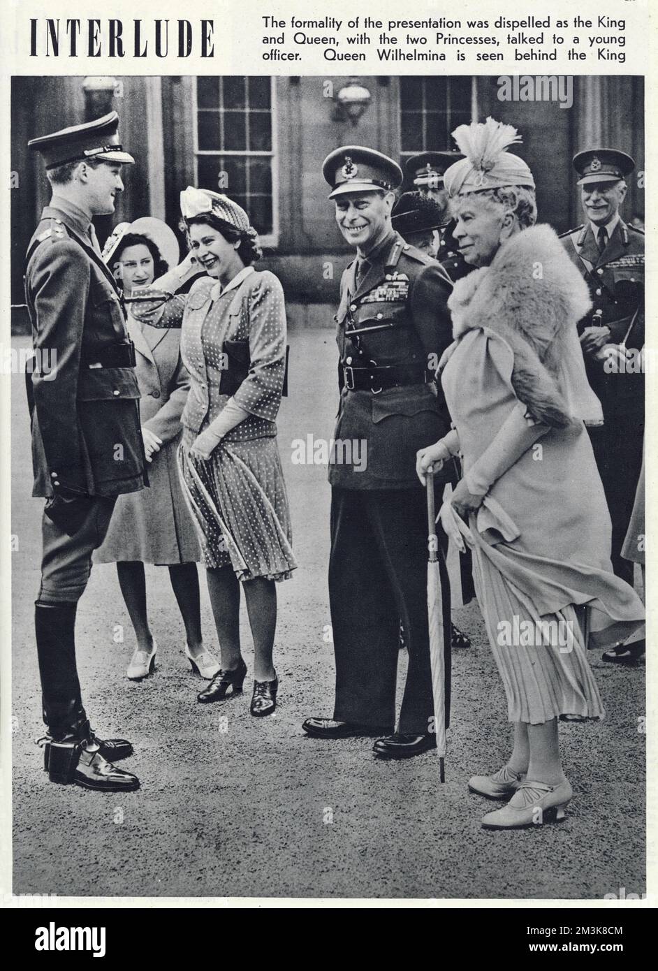 König George VI. Mit den Prinzessinnen Elizabeth und Margaret und Queen Mary bei einem Besuch von Königin Wilhelmina von Holland. Königin Wilhelmina ist hinter dem König im Quadrangle des Buckingham-Palastes zu sehen, wo sie ihm 36 Pferde als Geschenk der niederländischen Regierung überreichte. Datum: 1946 Stockfoto