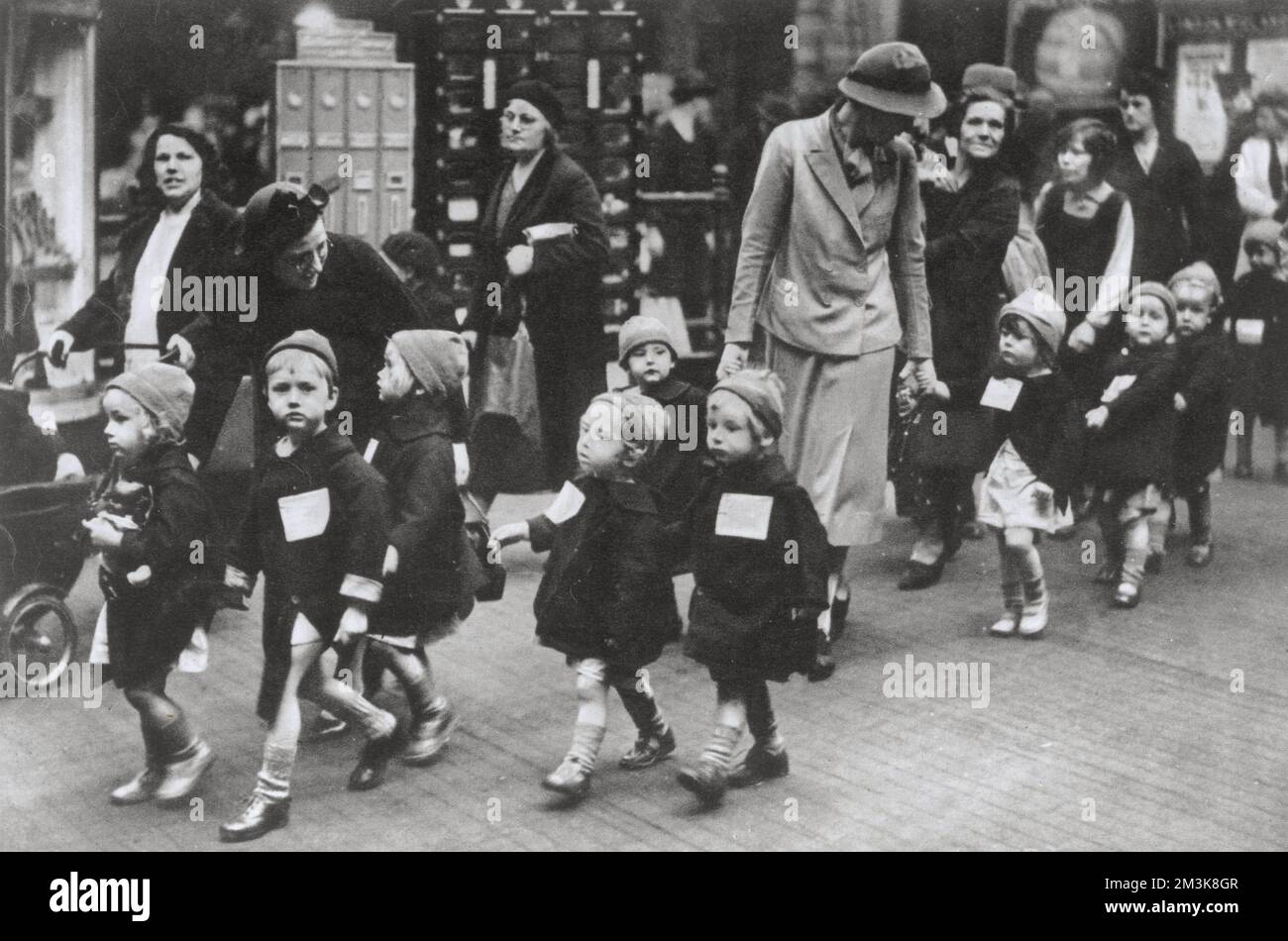 Eine Gruppe von Kindern der Sherborne Nursery School in Kentish Town, London, am Bahnhof Euston, die zu Beginn des Zweiten Weltkriegs evakuiert werden. Stockfoto