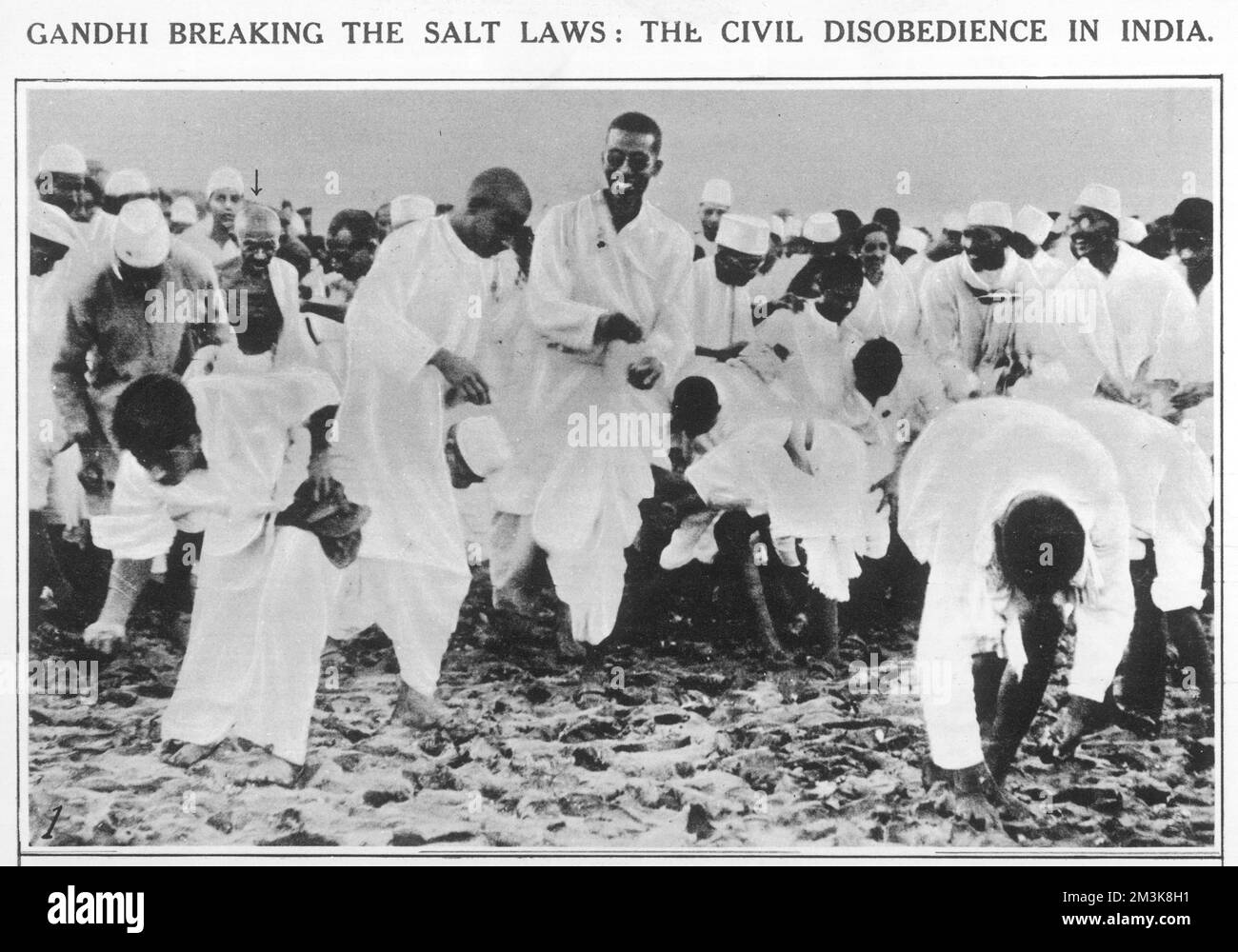 1930 führte Ghandi den Salzmarsch nach Dandi, was ein Akt gewaltlosen Protests gegen die britische Salzsteuer im Kolonialindien war. Datum: 1930 Stockfoto
