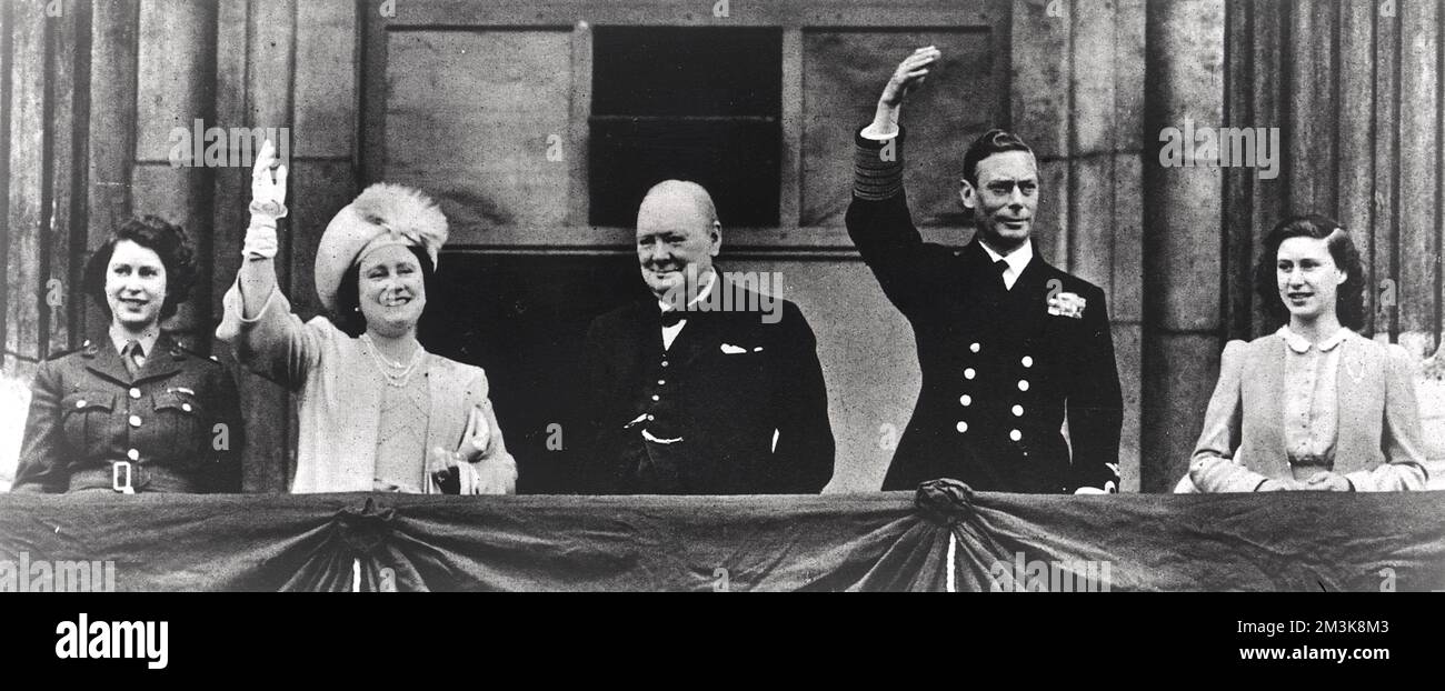 Winston Churchill und Mitglieder der königlichen Familie winken den Menschenmassen im Buckingham Palace am Tag des Sieges in Europa zu. Datum: 9.. Mai 1945 Stockfoto