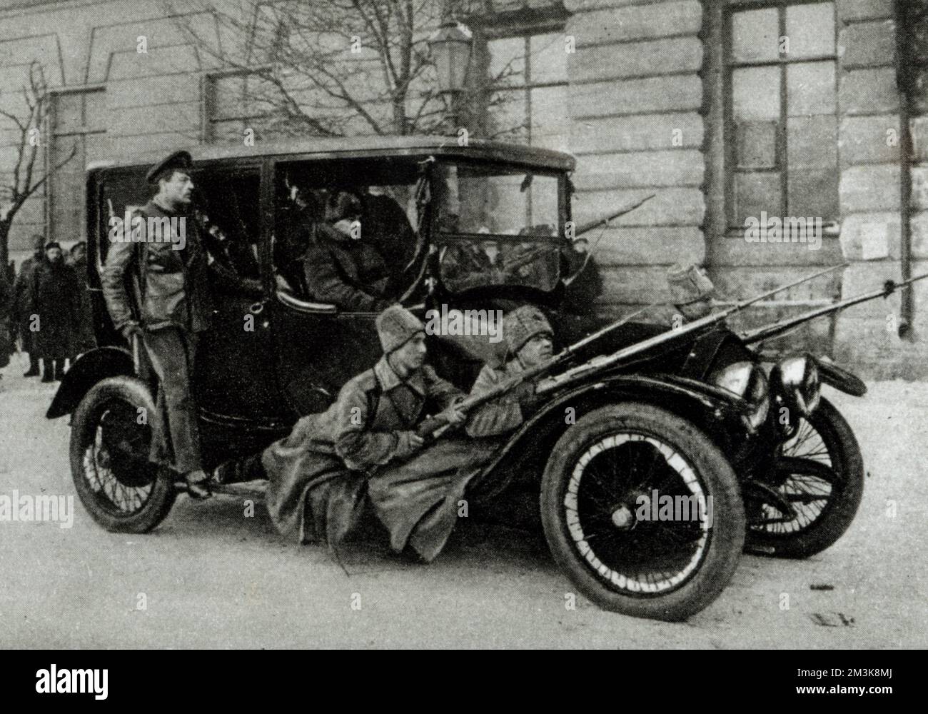 Der Einsatz von Kraftfahrzeugen im Straßenkampf Stockfoto