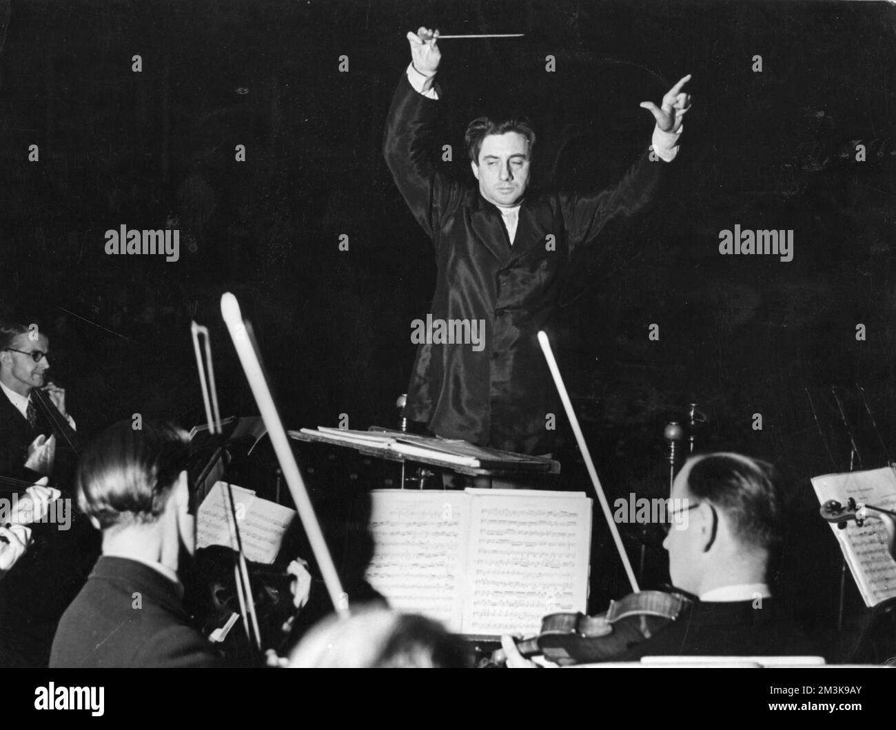 Sir John Barbirolli (1899-1970), englischer Dirigent und Cellist, hier Dirigent des BBC Symphony Orchestra am 13. 1944. Februar Datum: Februar 13. 1944 Stockfoto