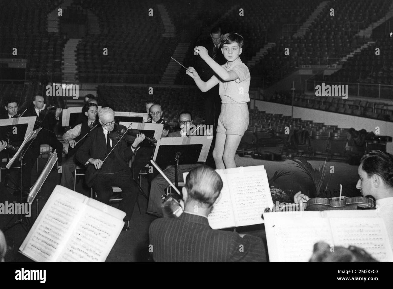 Pierino Gamba (B. c.1937) ein Wunderkind, das schon in jungen Jahren Orchester leitete und später ein berühmter Dirigent wurde Datum: 1940er Stockfoto