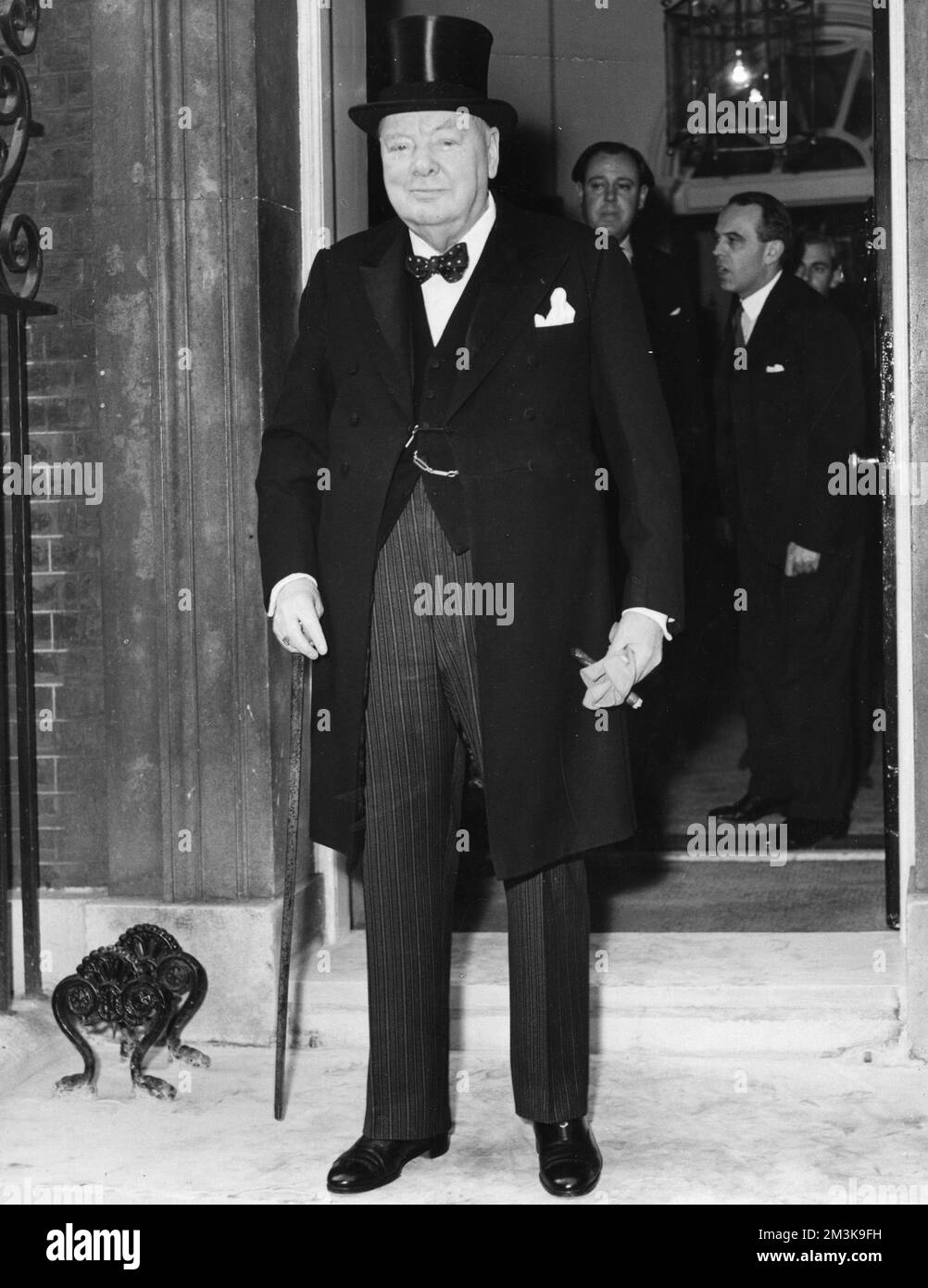 Sir Winston Leonard Spencer Churchill 1874 1965. Britischer Politiker und Premierminister auf den Stufen der Downing Street 10, London, trägt einen Hut, während er sich auf den Buckingham Palace vorbereitet, um seine Kündigung abzugeben Datum: 5.. April 1955 Stockfoto