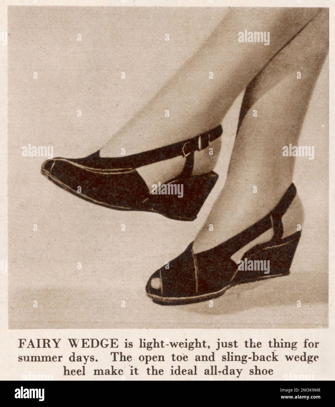 In einer Funktion mit dem Titel „Best foot forward“ (Bester Fuß nach vorn) werden wir den Fairy Wedge, den offenen Zehenschuh und den Sling Back Schuh vorstellen, genau das Richtige für Sommertage. Datum: 1946 Stockfoto