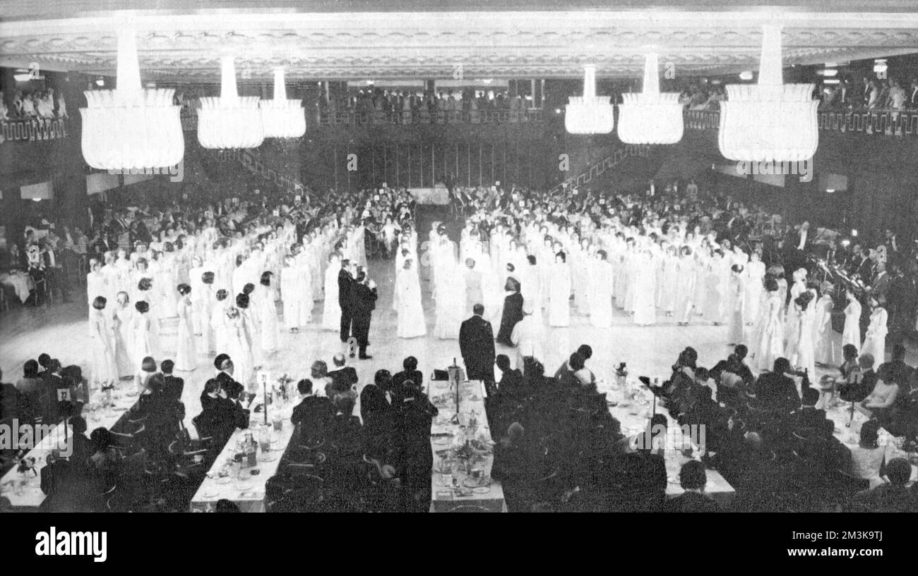 Debütantinnen in traditionellem Weiß stehen während Queen Charlotte's Ball, dem Höhepunkt der „Saison“, in Scharen. 2. April 1966 Stockfoto