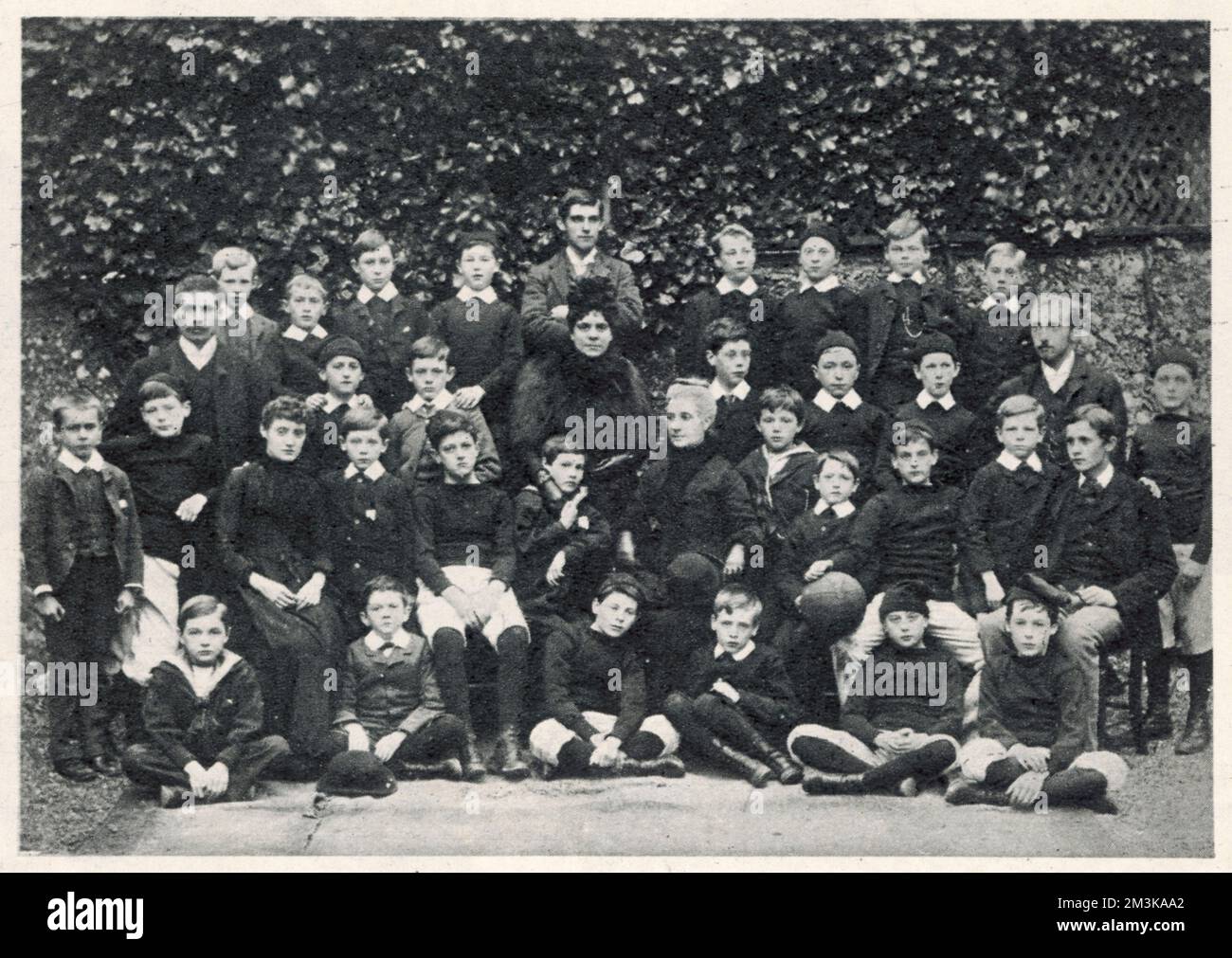WINSTON CHURCHILL stellte sich im November 1886 als Schüler in der Schule der Miss Thompson in der Brunswick Road, Brighton, zweite Reihe, zweite von links vor. Datum: 1874 - 1965 Stockfoto