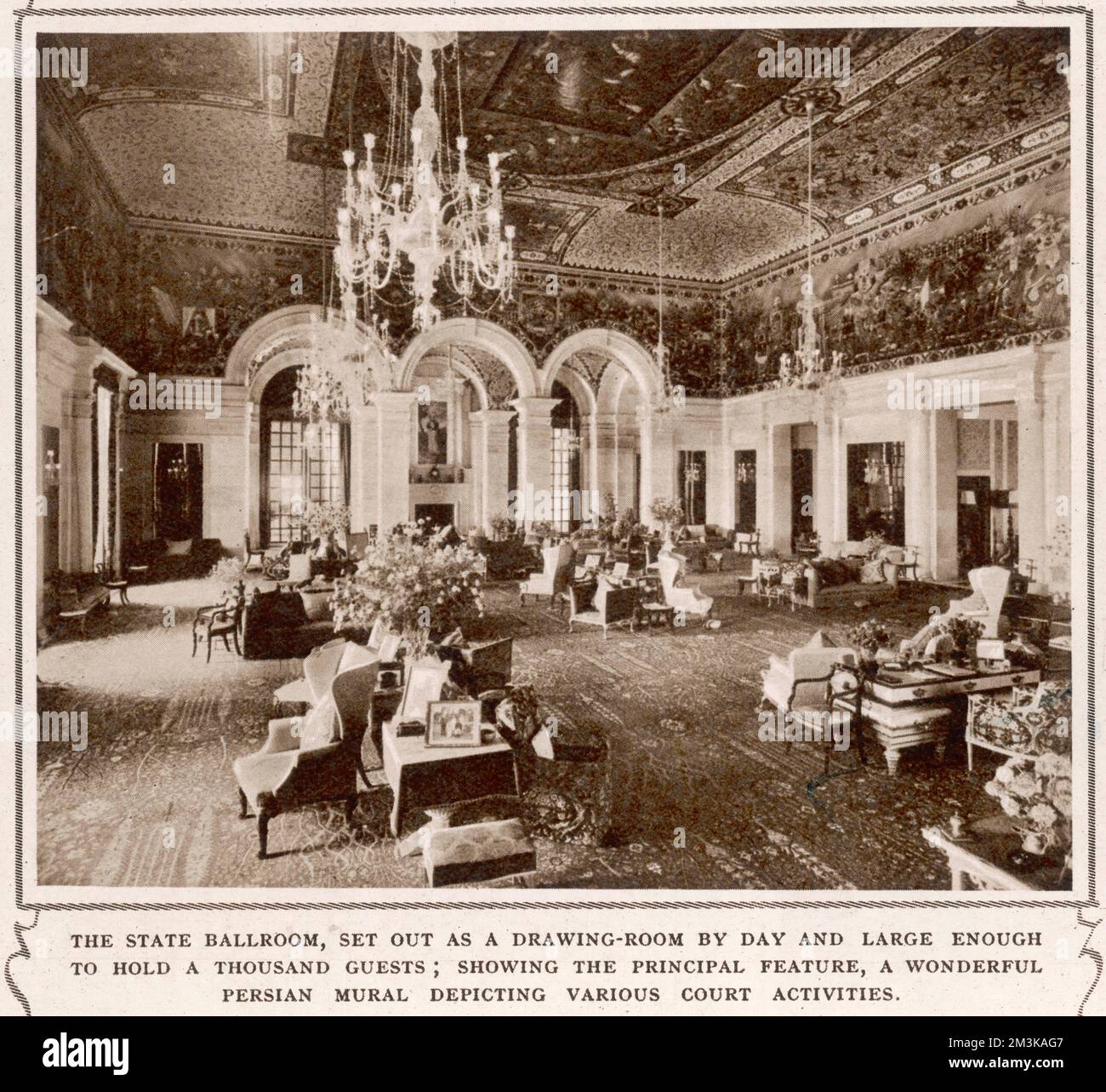 Der staatliche Ballsaal des Hauses des Vizekönigs Indiens in Neu-Delhi, Indien, groß genug für 1000 Gäste und zeigt das Hauptmerkmal, ein wunderbares persisches Wandbild, das verschiedene Gerichtsaktivitäten darstellt. 1935 Stockfoto