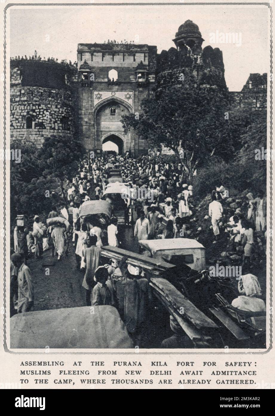 Indische Moslems, die aus Neu-Delhi fliehen, warten auf den Zutritt zum Purana Kila Fort 1947 Stockfoto