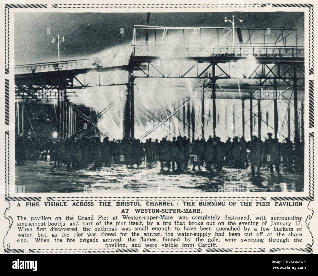 Das Feuer ist über den Bristol Channel zu sehen und brach im Pavillon am Grand Pier bei Weston-Super-Mare aus. Der Pavillon wurde komplett zerstört, mit umliegenden Vergnügungskabinen und einem Teil des Piers selbst. Die Rettungsbemühungen wurden dadurch behindert, dass die Wasserversorgung zum Pier am Ufer unterbrochen wurde, da die Attraktion für den Winter geschlossen war. Die Flammen waren so hoch, dass sie von Cardiff aus zu sehen waren. Der Grand Pier wurde rekonstruiert, erlitt aber am Morgen des 28.. Juli 2008 das gleiche tragische Schicksal, als das Feuer dieses herrliche Bauwerk erneut zerstörte. Datum: 13.. Januar 1930 Stockfoto