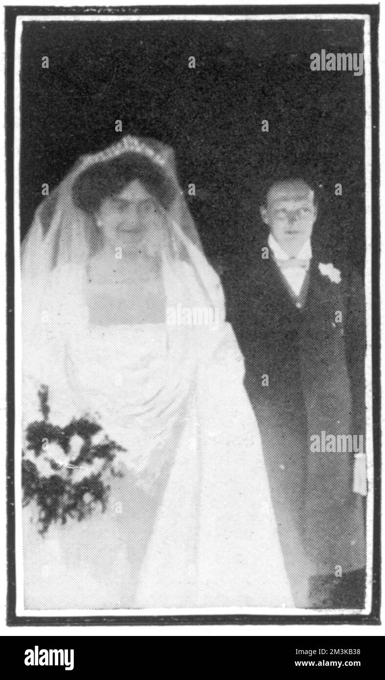 Winston Churchill und seine Braut Clementine Hozier kommen aus St. Margaretskirche in Westminster nach ihrer Heirat am 12.. September 1908. Datum: 1908 Stockfoto