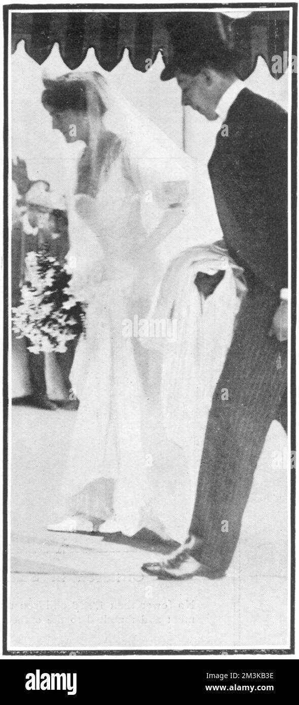 Clementine Hozier, Ankunft in St. Margaret's Church in Westminster für ihre Heirat mit Winston Churchill am 12.. September 1908. Datum: 1908 Stockfoto
