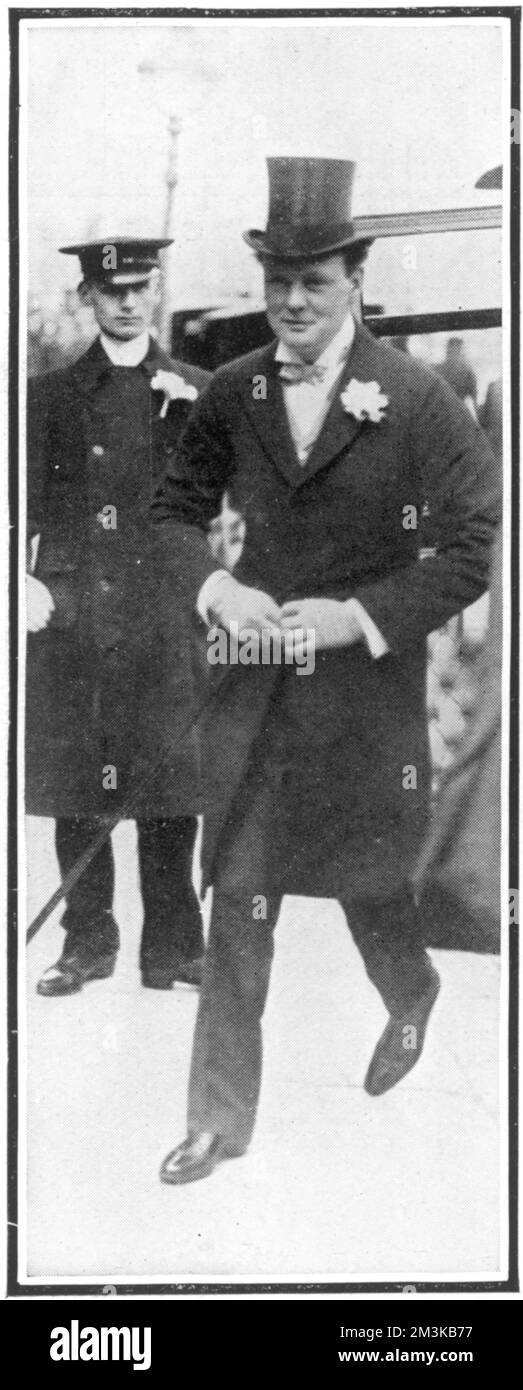 Winston Churchill, Ankunft in St. Margaret's Church in Westminster für seine Heirat mit Clementine Hozier am 12.. September 1908. Datum: 1908 Stockfoto