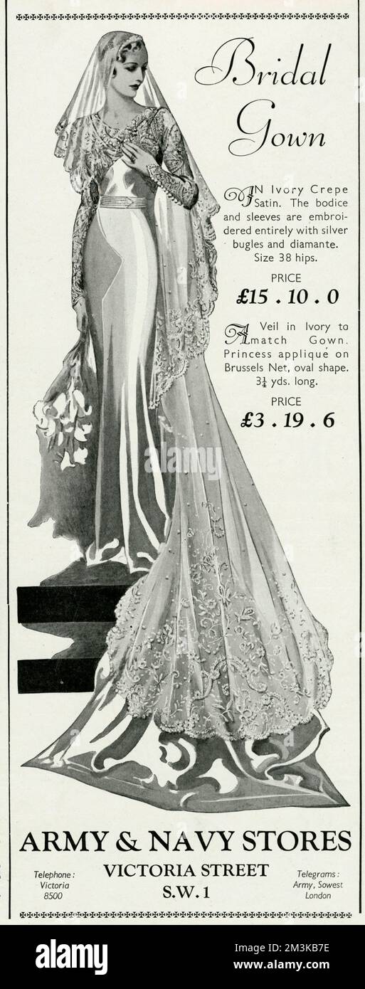 Elfenbeinfarbenes Brautkleid aus Satin. Oberteil und Ärmel sind vollständig mit silbernen Ohrhörnern und Diamat bestickt. Datum: 1934 Stockfoto