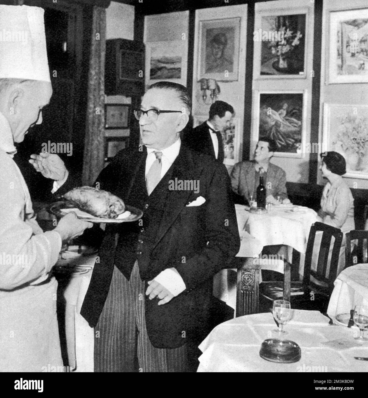 Peppino Leoni, ein Einheimischer von Cannero, am Ufer des Lago Maggiore, hier in seinem Restaurant, Quo Vadis in der Dean Street, Soho, London. Er kam 1907 nach London und lernte sein Handwerk als Küchenjunge und dann Kellner, bevor er 1926 das Restaurant öffnete. Stockfoto