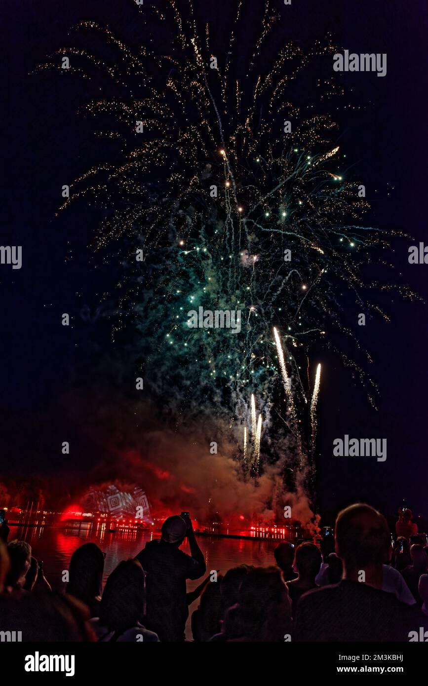 Lasershow .Feuerwerk über Maschsee Hannover. Stockfoto