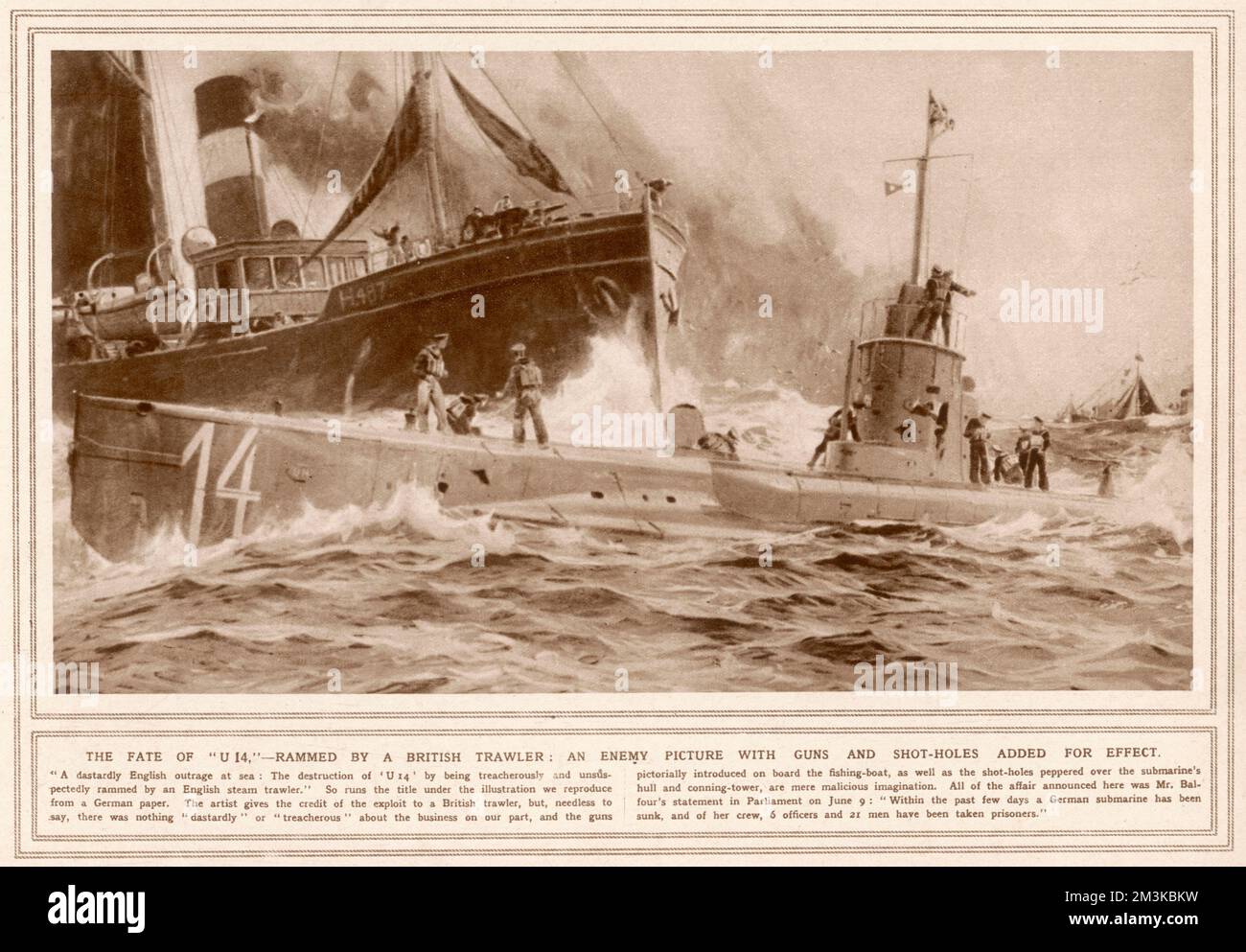 Eine deutsche Illustration, die ihre Version der Ereignisse als U-Boot U 14 darstellt, wird „heimtückisch und ohne Verdacht“ versenkt. Die Abbildung zeigt einen britischen Trawler, der das U-Boot absichtlich rammt, wobei das U-Boot bereits mit Schusslöchern aus den Waffen, die sich anscheinend auf dem Trawler befinden, gespickt wurde. Der Vorfall wurde im Parlament am 9. Juni vom Ersten Lord der Admiralität Arthur Balfour berichtet, so dass "in den letzten Tagen ein deutsches U-Boot versenkt wurde und 6 Offiziere und 21 Männer von ihrer Crew gefangen genommen wurden". Datum: Juni 1915 Stockfoto