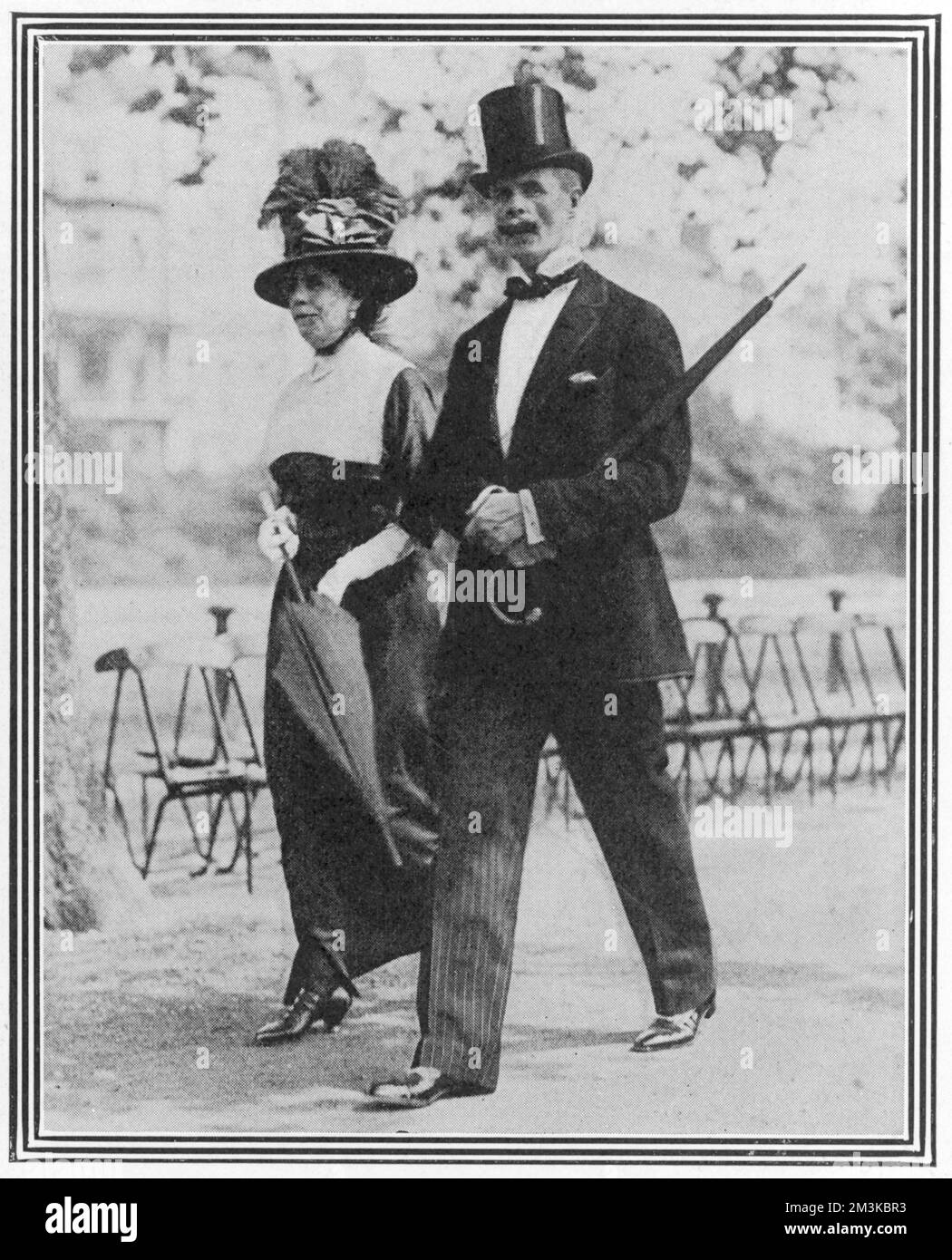 Alice Keppel (1869 - 1947), die berühmte Geliebte von König Edward VII, stellte 1913 einen Spaziergang im Hyde Park mit ihrem Mann George Keppel vor. Datum: 1913 Stockfoto